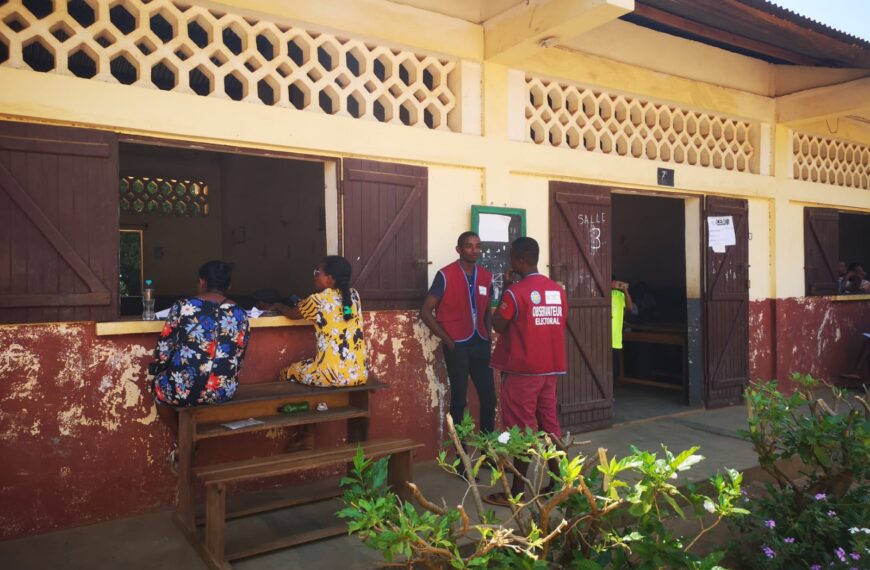 “Un véhicule pour transporter des personnes pour parcourir des bureaux de vote à Mahajanga” — Non prouvé.